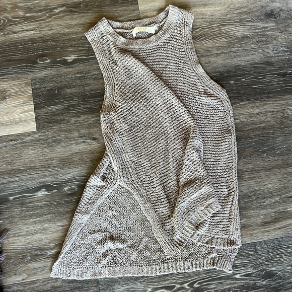 Astr The Label Womens Knit Top Medium W/high side slit Sleeveless Sweater - Picture 3 of 4